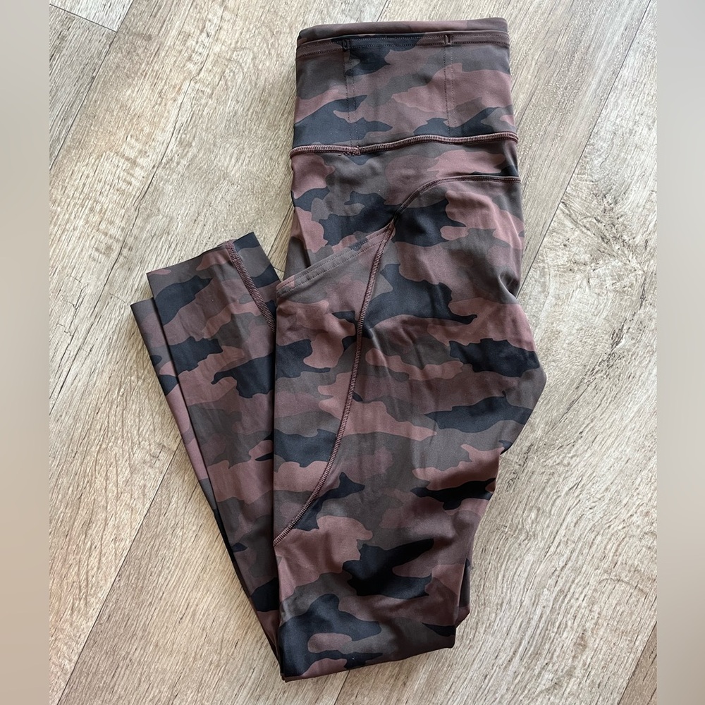 Lululemon Fast and Free High-Rise Tight 25"
5 Pocket- camo brown pattern